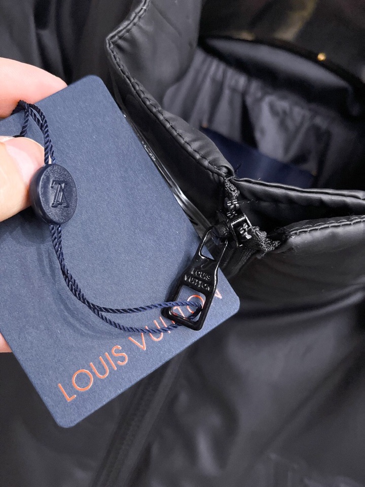 lv 路易威登2025秋冬新款羽绒服。这款号称羽绒服届最高端的，全部90绒的三标齐全带着经典的Logo组