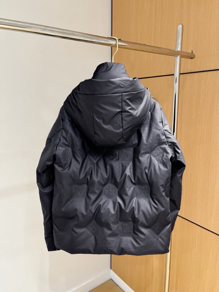 lv 路易威登2025秋冬新款羽绒服。这款号称羽绒服届最高端的，全部90绒的三标齐全带着经典的Logo组