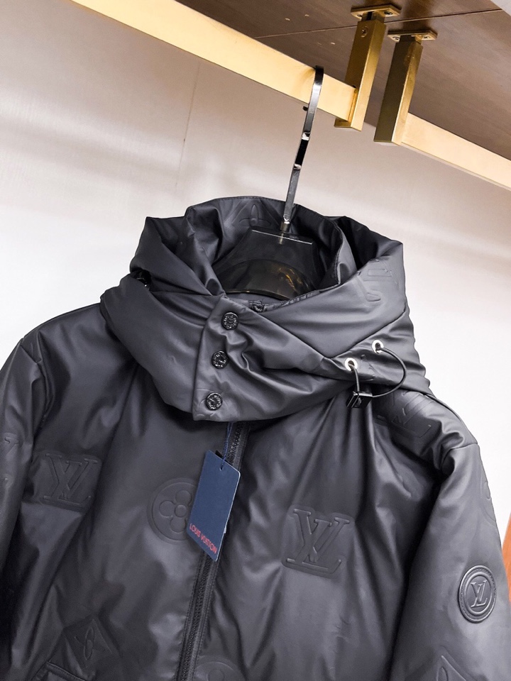 lv 路易威登2025秋冬新款羽绒服。这款号称羽绒服届最高端的，全部90绒的三标齐全带着经典的Logo组