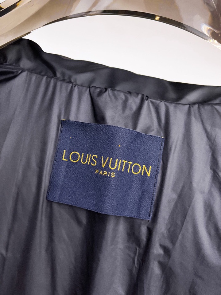 lv 路易威登2025秋冬新款羽绒服。这款号称羽绒服届最高端的，全部90绒的三标齐全带着经典的Logo组