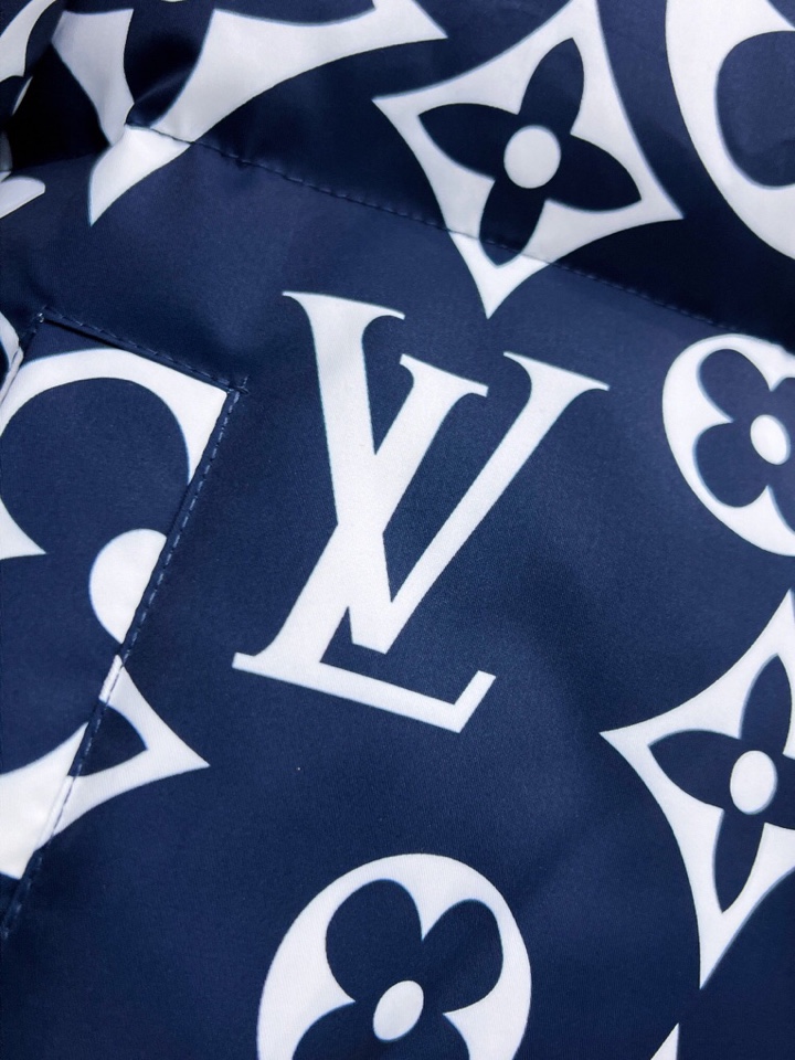 lv 路易威登2025秋冬新款羽绒服。这款号称羽绒服届最高端的，全部90绒的三标齐全带着经典的Logo组