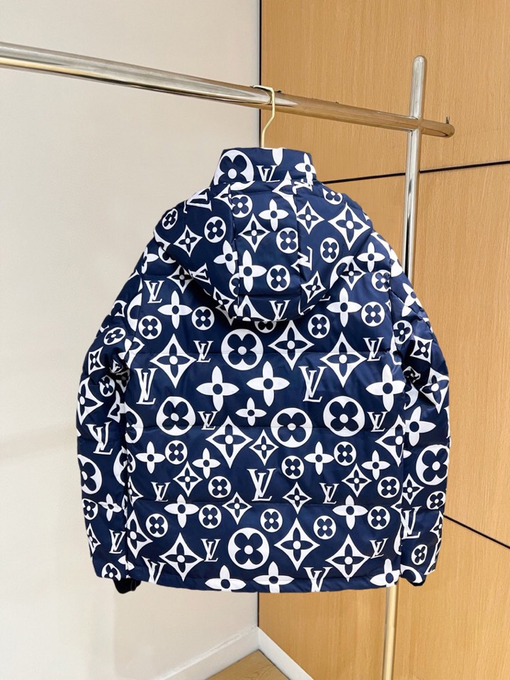 lv 路易威登2025秋冬新款羽绒服。这款号称羽绒服届最高端的，全部90绒的三标齐全带着经典的Logo组