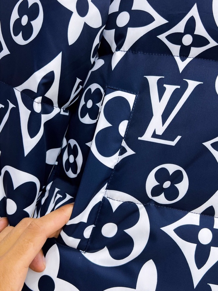 lv 路易威登2025秋冬新款羽绒服。这款号称羽绒服届最高端的，全部90绒的三标齐全带着经典的Logo组