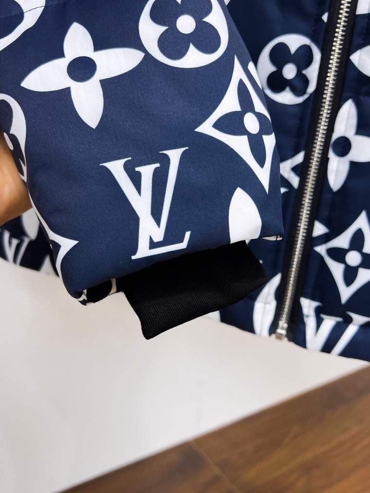 lv 路易威登2025秋冬新款羽绒服。这款号称羽绒服届最高端的，全部90绒的三标齐全带着经典的Logo组