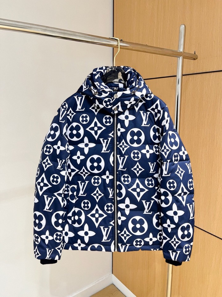 lv 路易威登2025秋冬新款羽绒服。这款号称羽绒服届最高端的，全部90绒的三标齐全带着经典的Logo组