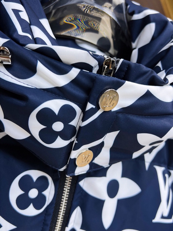 lv 路易威登2025秋冬新款羽绒服。这款号称羽绒服届最高端的，全部90绒的三标齐全带着经典的Logo组