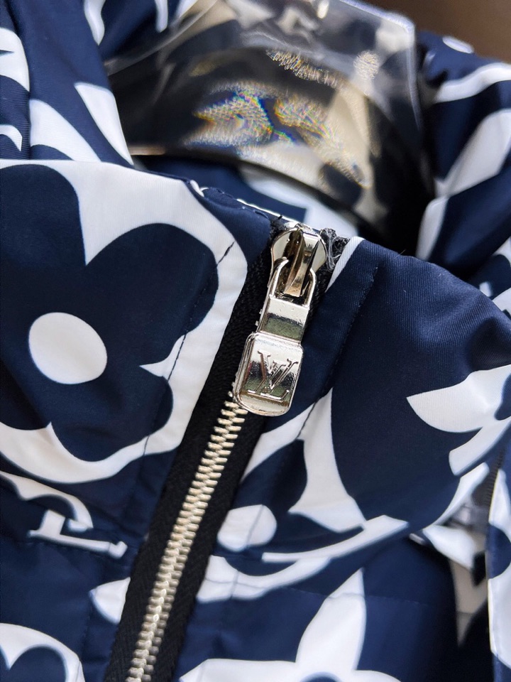 lv 路易威登2025秋冬新款羽绒服。这款号称羽绒服届最高端的，全部90绒的三标齐全带着经典的Logo组