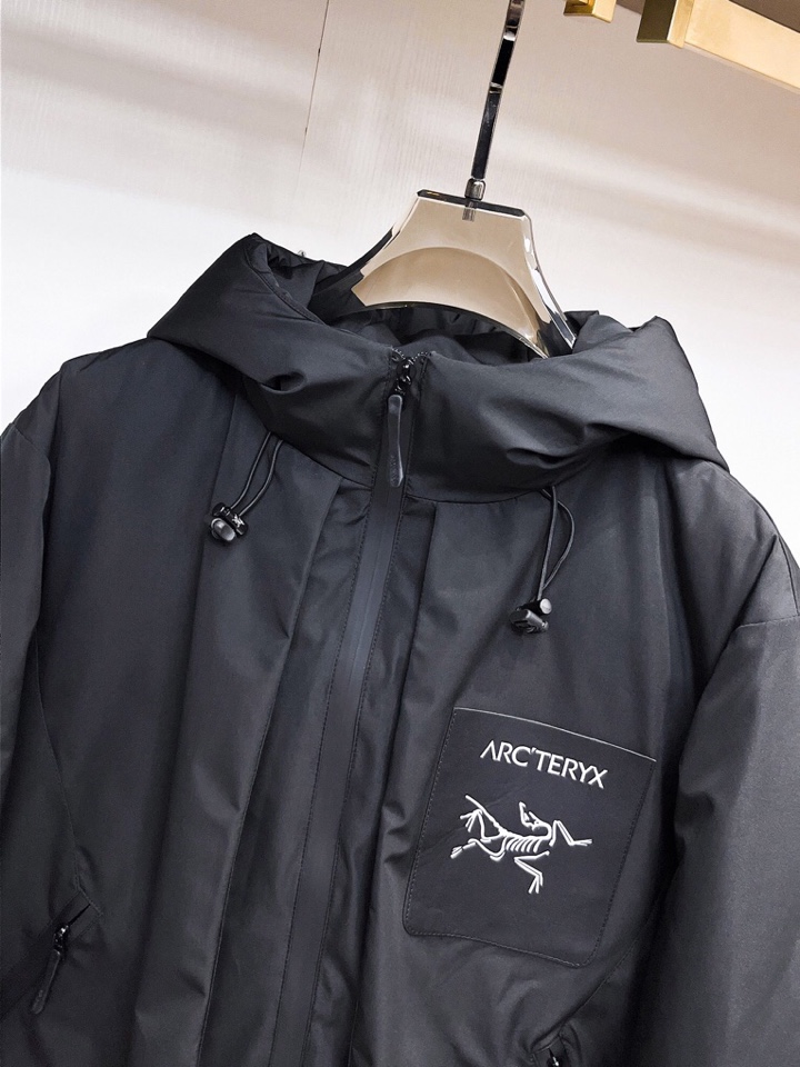 始祖鸟 官网款2025秋冬新款羽绒服。这款号称羽绒服届最高端的，全部90绒的三标齐全带着经典的Logo组