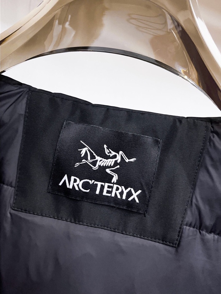 始祖鸟 官网款2025秋冬新款羽绒服。这款号称羽绒服届最高端的，全部90绒的三标齐全带着经典的Logo组