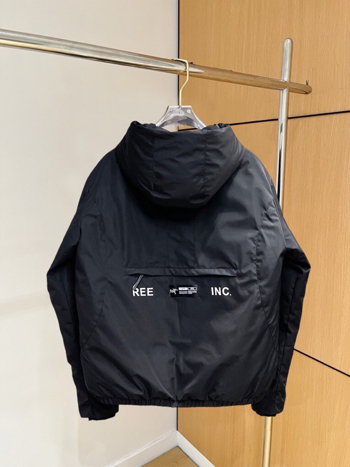 始祖鸟 官网款2025秋冬新款羽绒服。这款号称羽绒服届最高端的，全部90绒的三标齐全带着经典的Logo组