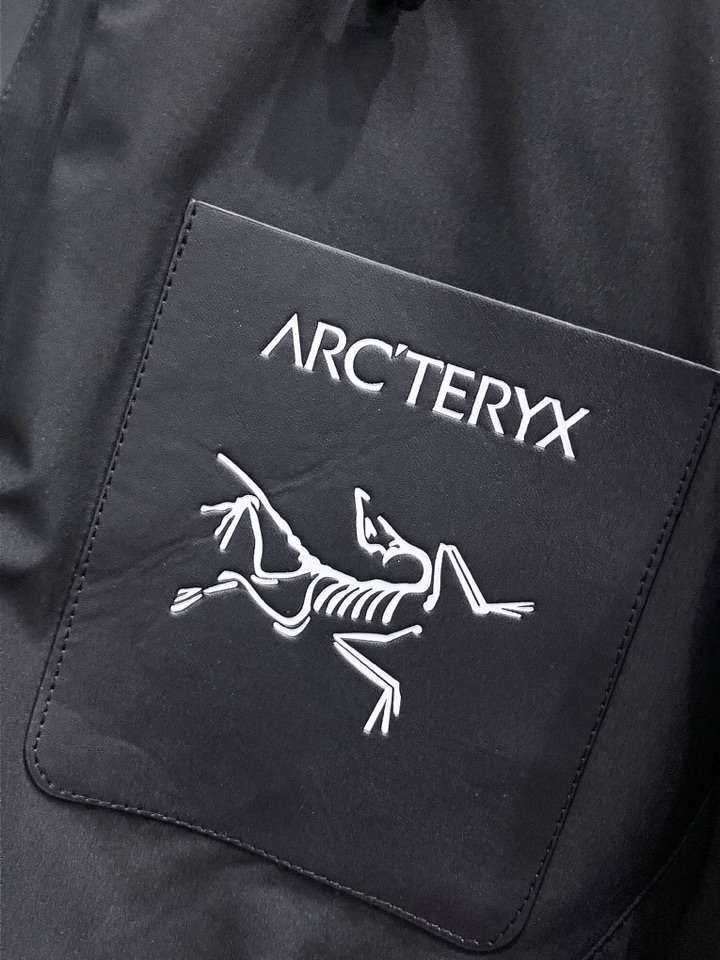 始祖鸟 官网款2025秋冬新款羽绒服。这款号称羽绒服届最高端的，全部90绒的三标齐全带着经典的Logo组