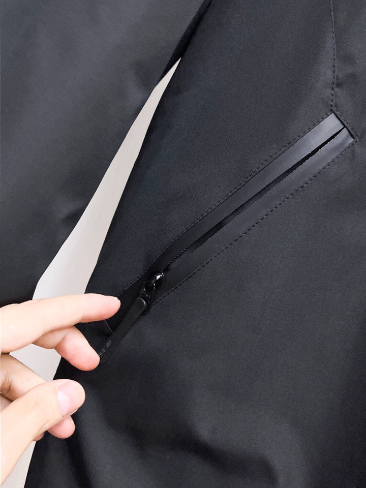 始祖鸟 官网款2025秋冬新款羽绒服。这款号称羽绒服届最高端的，全部90绒的三标齐全带着经典的Logo组