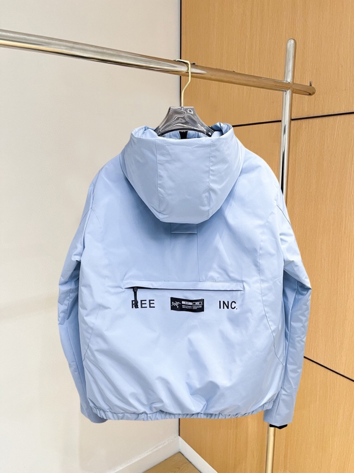 始祖鸟 官网款2025秋冬新款羽绒服。这款号称羽绒服届最高端的，全部90绒的三标齐全带着经典的Logo组