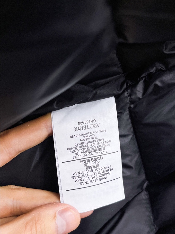 始祖鸟 官网款2025秋冬新款羽绒服。这款号称羽绒服届最高端的，全部90绒的三标齐全带着经典的Logo组