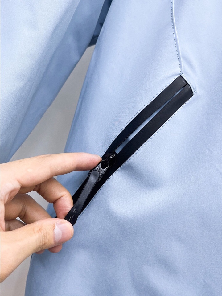 始祖鸟 官网款2025秋冬新款羽绒服。这款号称羽绒服届最高端的，全部90绒的三标齐全带着经典的Logo组