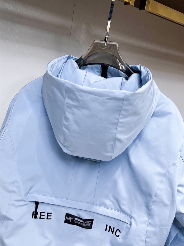 始祖鸟 官网款2025秋冬新款羽绒服。这款号称羽绒服届最高端的，全部90绒的三标齐全带着经典的Logo组