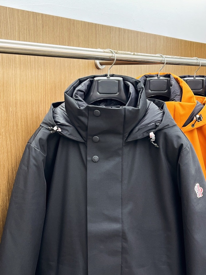 Moncler 蒙口秋冬经典滑雪系列高密度尼龙压胶防水连帽羽绒服夹克，男士刺绣徽章连帽立领户外功能性羽绒