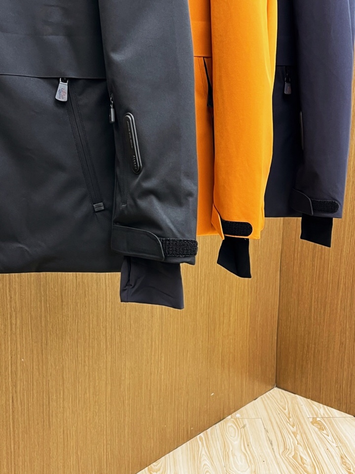 Moncler 蒙口秋冬经典滑雪系列高密度尼龙压胶防水连帽羽绒服夹克，男士刺绣徽章连帽立领户外功能性羽绒