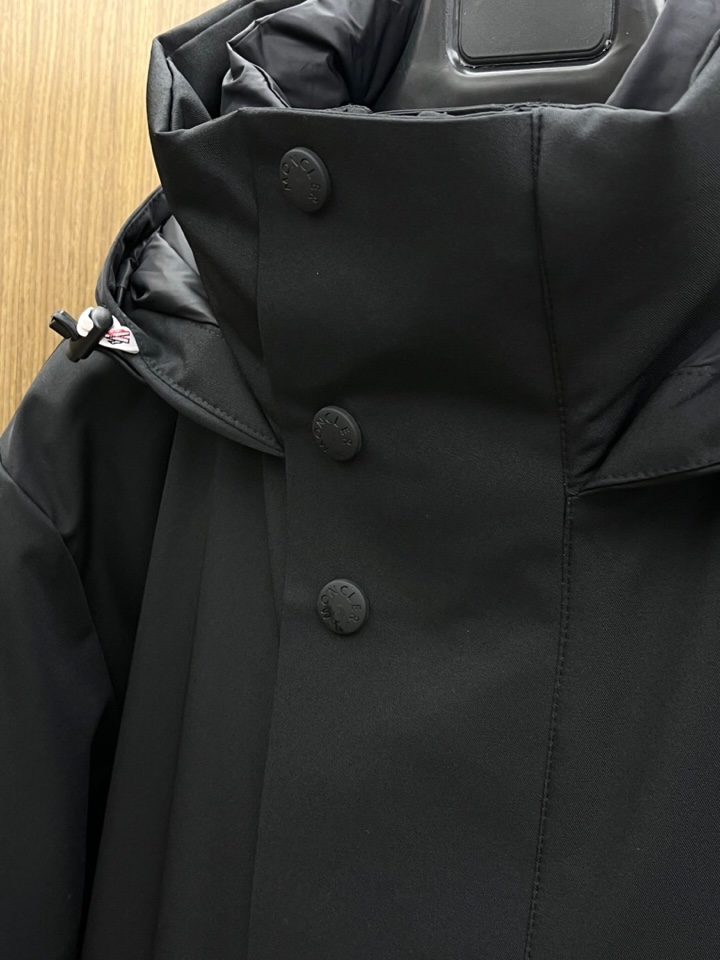 Moncler 蒙口秋冬经典滑雪系列高密度尼龙压胶防水连帽羽绒服夹克，男士刺绣徽章连帽立领户外功能性羽绒