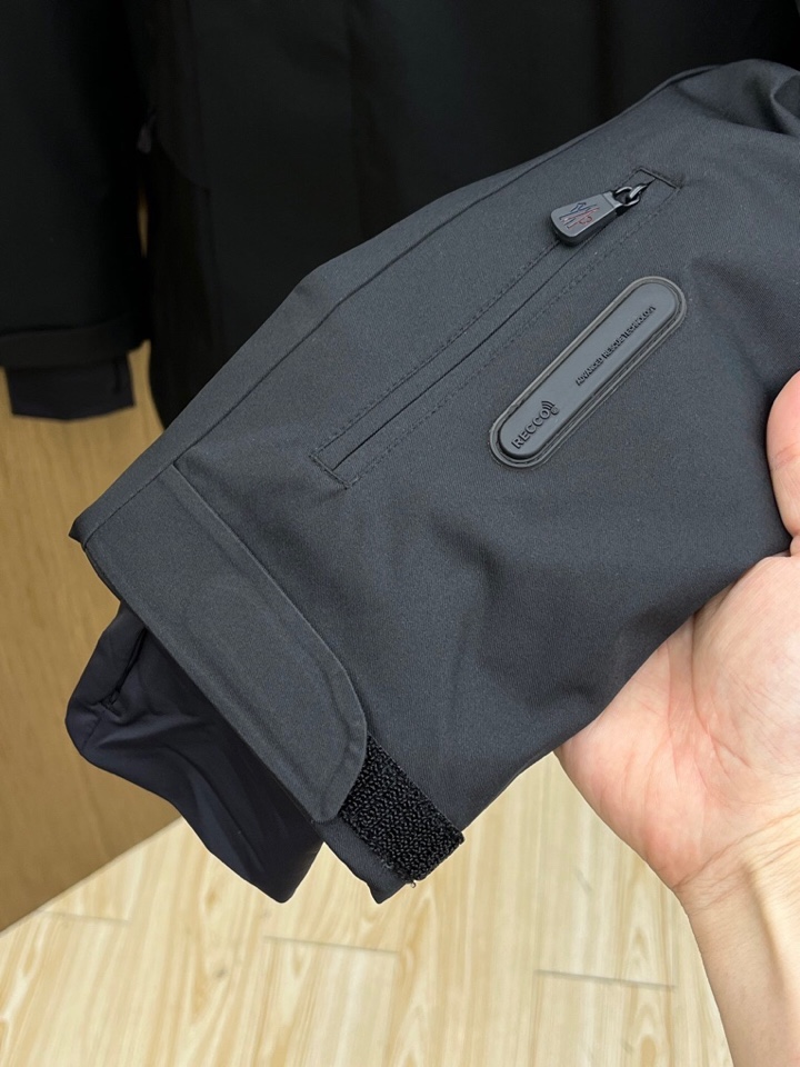 Moncler 蒙口秋冬经典滑雪系列高密度尼龙压胶防水连帽羽绒服夹克，男士刺绣徽章连帽立领户外功能性羽绒