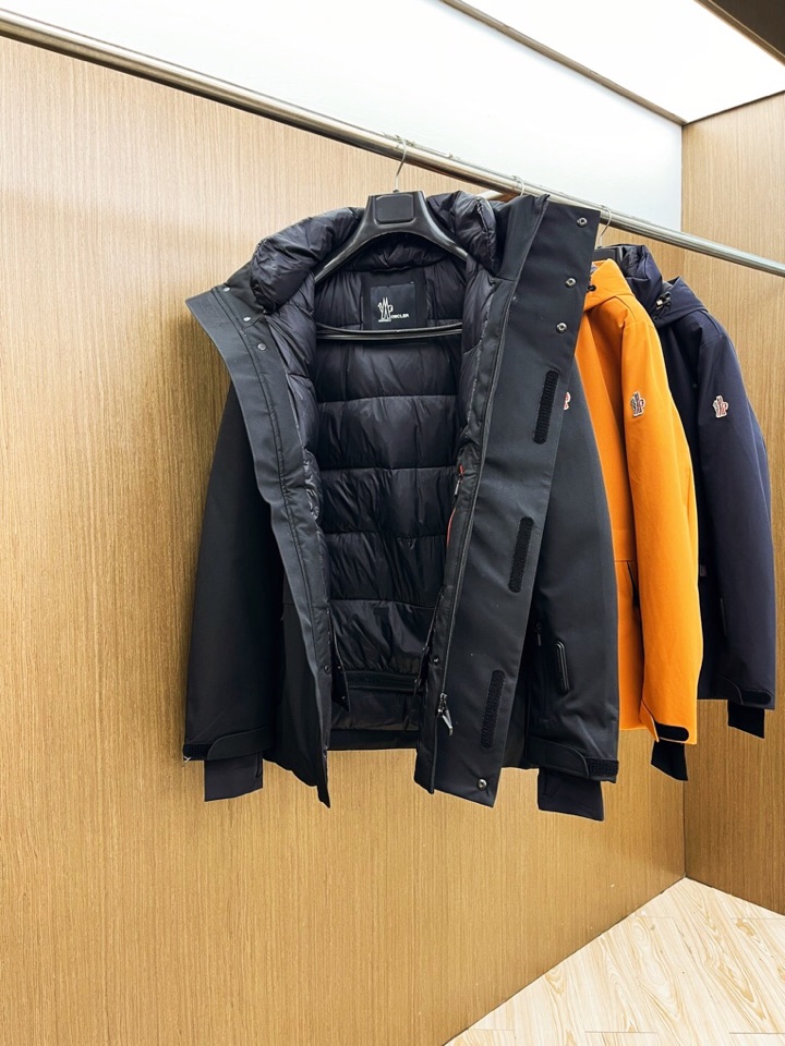 Moncler 蒙口秋冬经典滑雪系列高密度尼龙压胶防水连帽羽绒服夹克，男士刺绣徽章连帽立领户外功能性羽绒