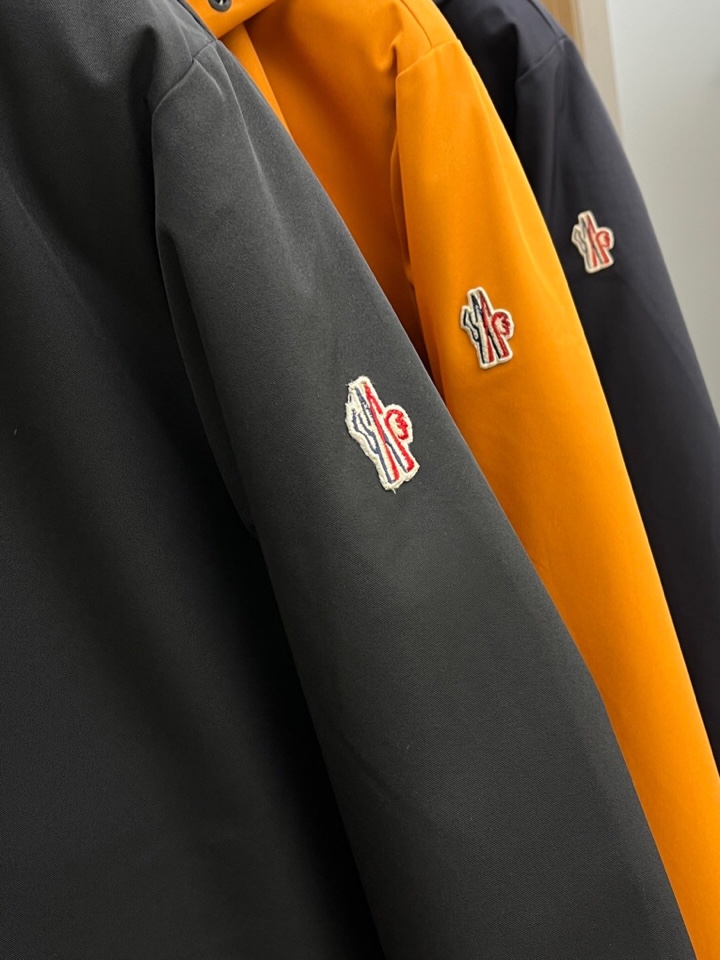 Moncler 蒙口秋冬经典滑雪系列高密度尼龙压胶防水连帽羽绒服夹克，男士刺绣徽章连帽立领户外功能性羽绒