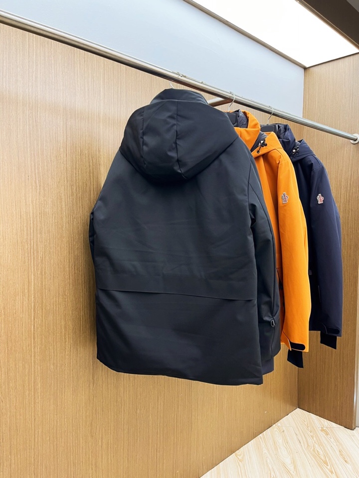 Moncler 蒙口秋冬经典滑雪系列高密度尼龙压胶防水连帽羽绒服夹克，男士刺绣徽章连帽立领户外功能性羽绒