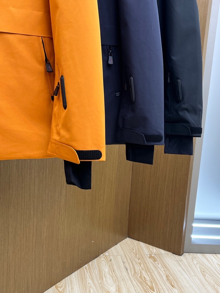 Moncler 蒙口秋冬经典滑雪系列高密度尼龙压胶防水连帽羽绒服夹克，男士刺绣徽章连帽立领户外功能性羽绒