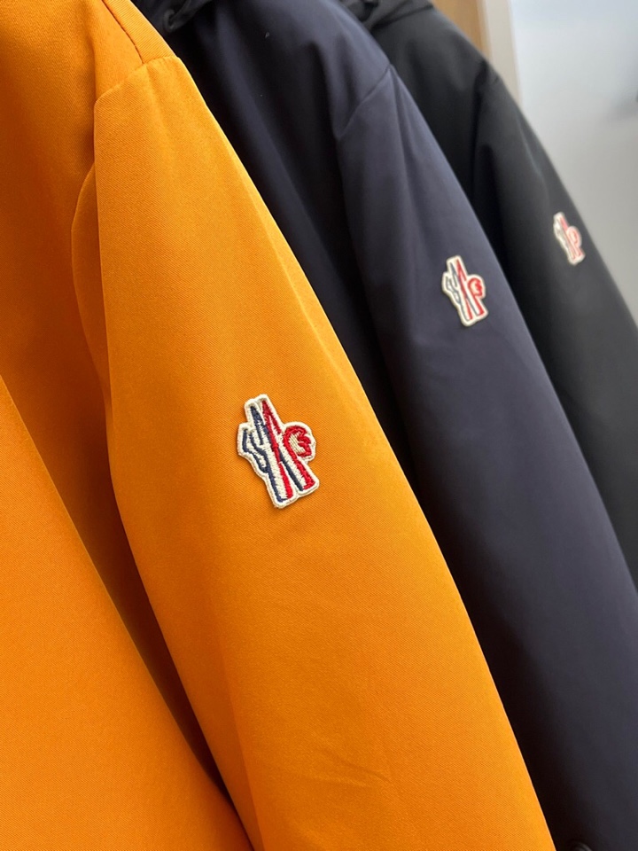 Moncler 蒙口秋冬经典滑雪系列高密度尼龙压胶防水连帽羽绒服夹克，男士刺绣徽章连帽立领户外功能性羽绒