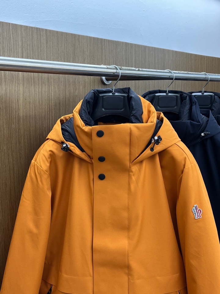 Moncler 蒙口秋冬经典滑雪系列高密度尼龙压胶防水连帽羽绒服夹克，男士刺绣徽章连帽立领户外功能性羽绒