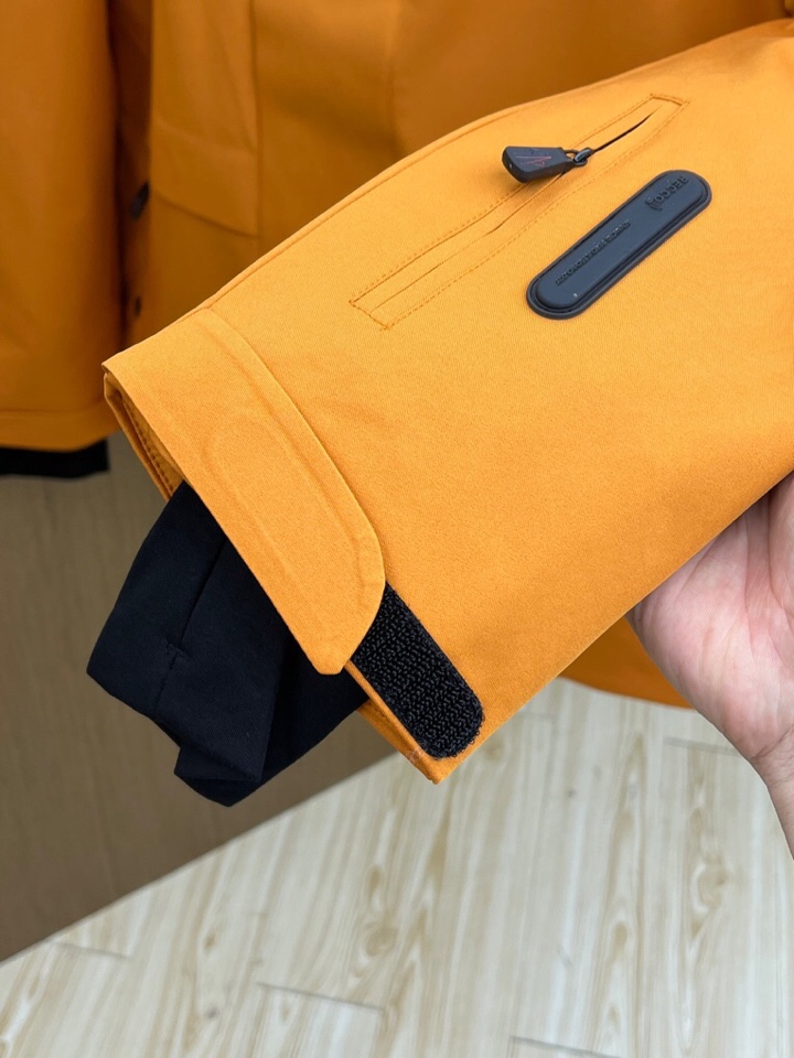 Moncler 蒙口秋冬经典滑雪系列高密度尼龙压胶防水连帽羽绒服夹克，男士刺绣徽章连帽立领户外功能性羽绒