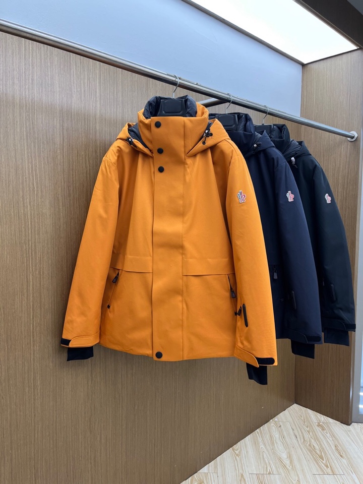 Moncler 蒙口秋冬经典滑雪系列高密度尼龙压胶防水连帽羽绒服夹克，男士刺绣徽章连帽立领户外功能性羽绒