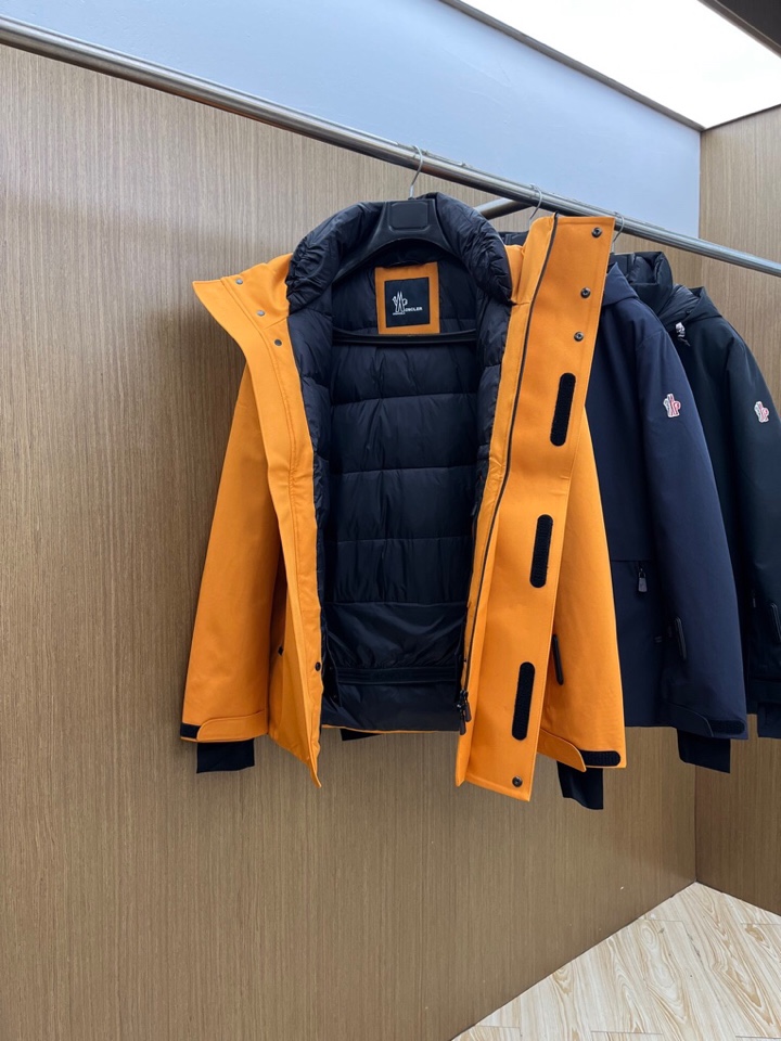 Moncler 蒙口秋冬经典滑雪系列高密度尼龙压胶防水连帽羽绒服夹克，男士刺绣徽章连帽立领户外功能性羽绒