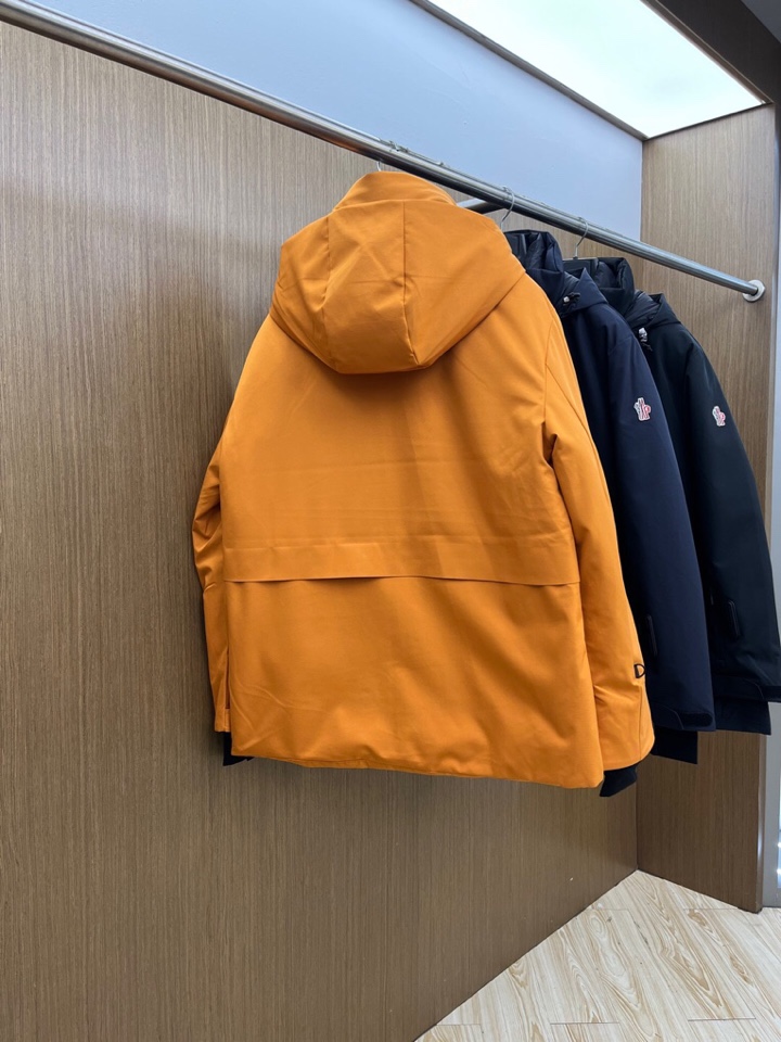 Moncler 蒙口秋冬经典滑雪系列高密度尼龙压胶防水连帽羽绒服夹克，男士刺绣徽章连帽立领户外功能性羽绒