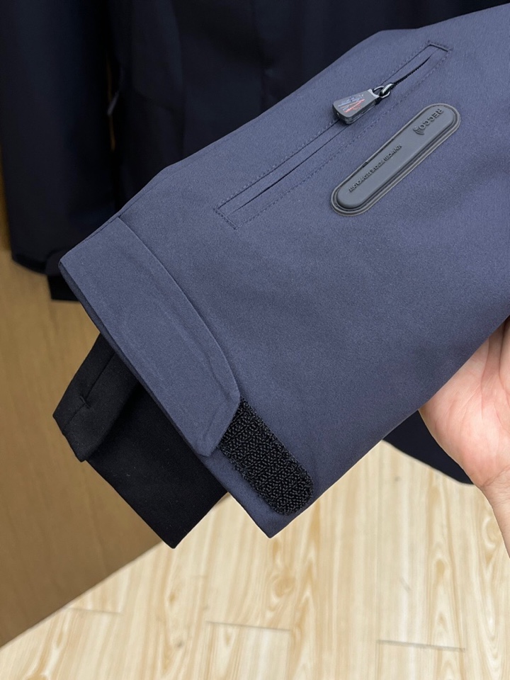 Moncler 蒙口秋冬经典滑雪系列高密度尼龙压胶防水连帽羽绒服夹克，男士刺绣徽章连帽立领户外功能性羽绒