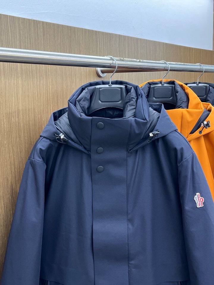 Moncler 蒙口秋冬经典滑雪系列高密度尼龙压胶防水连帽羽绒服夹克，男士刺绣徽章连帽立领户外功能性羽绒