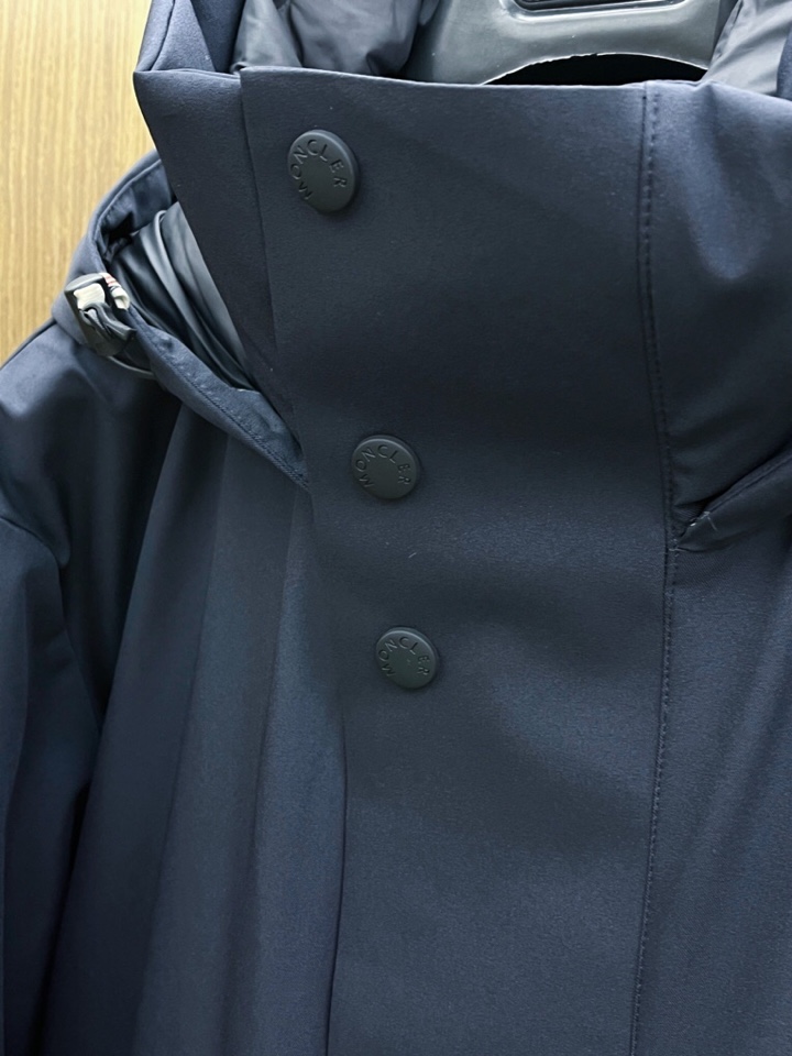 Moncler 蒙口秋冬经典滑雪系列高密度尼龙压胶防水连帽羽绒服夹克，男士刺绣徽章连帽立领户外功能性羽绒