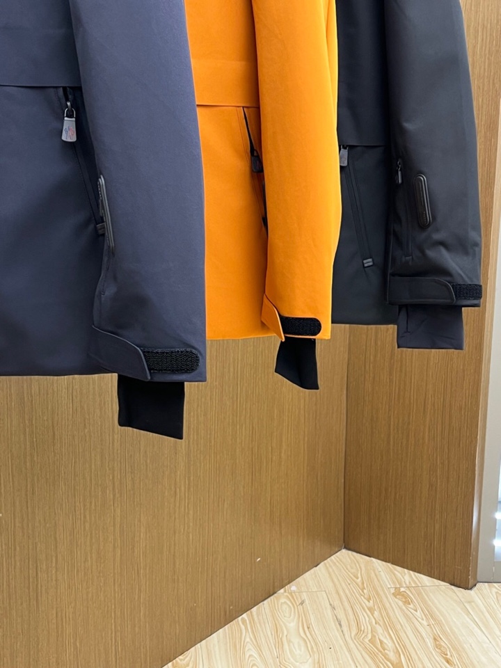 Moncler 蒙口秋冬经典滑雪系列高密度尼龙压胶防水连帽羽绒服夹克，男士刺绣徽章连帽立领户外功能性羽绒