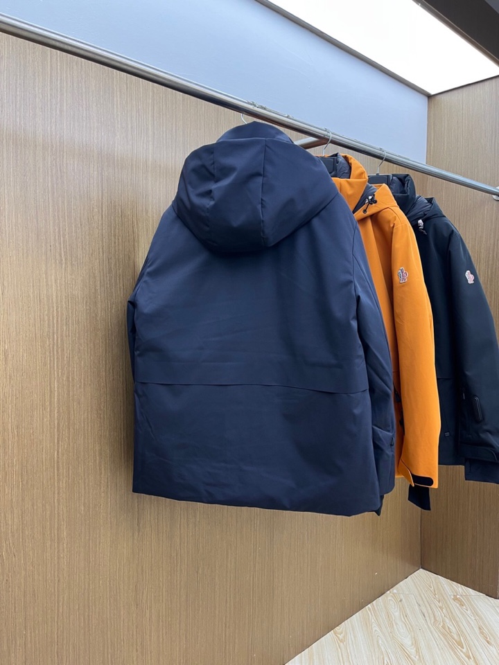 Moncler 蒙口秋冬经典滑雪系列高密度尼龙压胶防水连帽羽绒服夹克，男士刺绣徽章连帽立领户外功能性羽绒