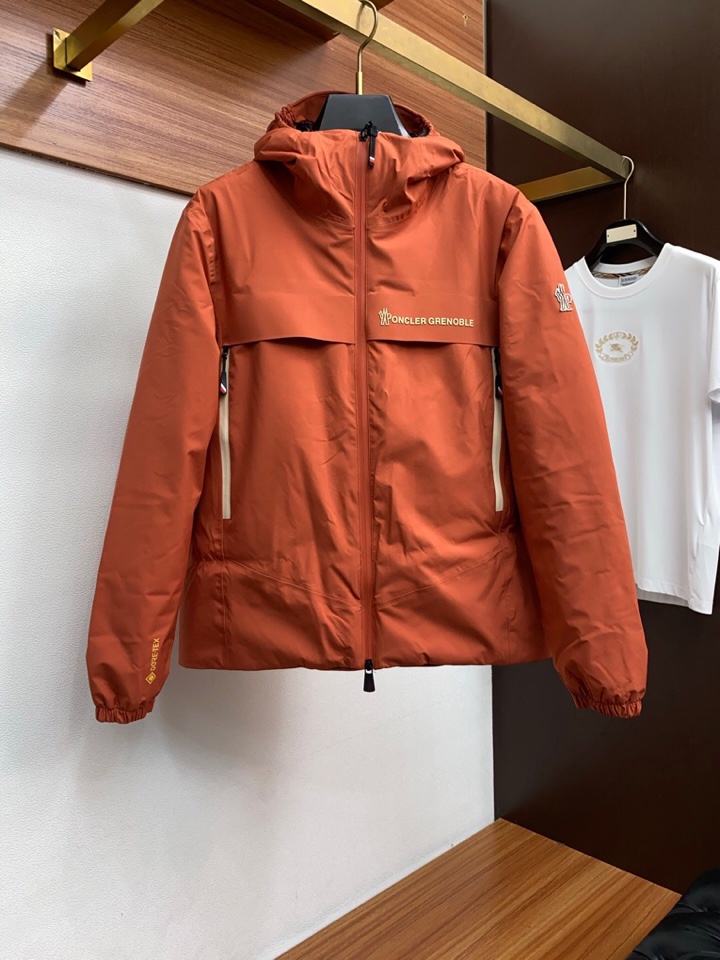 Moncler 蒙口男士连帽滑雪夹克 羽绒服。作为 Moncler Grenoble 男士系列的一部分，