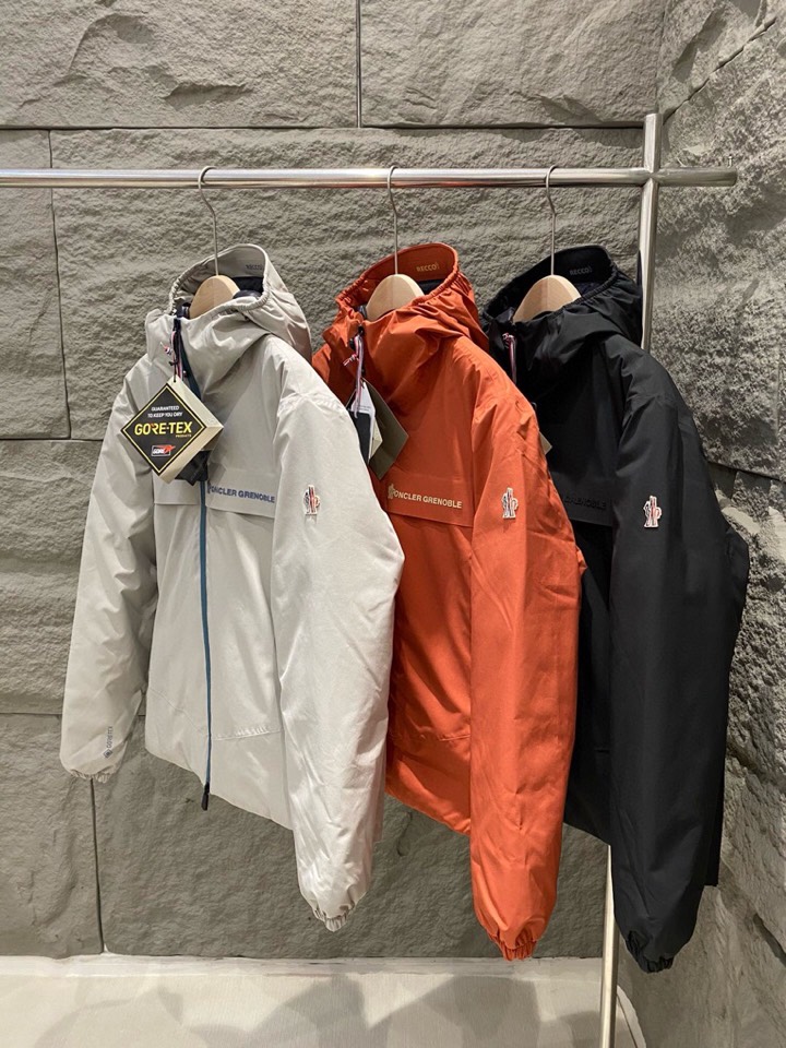 Moncler 蒙口男士连帽滑雪夹克 羽绒服。作为 Moncler Grenoble 男士系列的一部分，