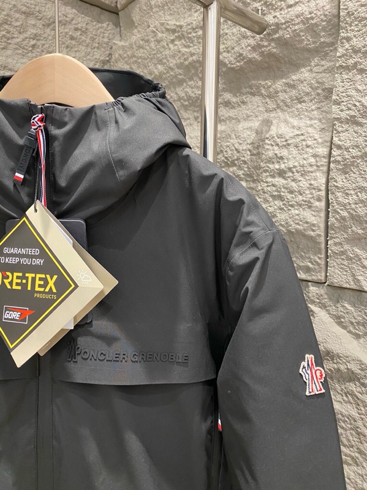 Moncler 蒙口男士连帽滑雪夹克 羽绒服。作为 Moncler Grenoble 男士系列的一部分，