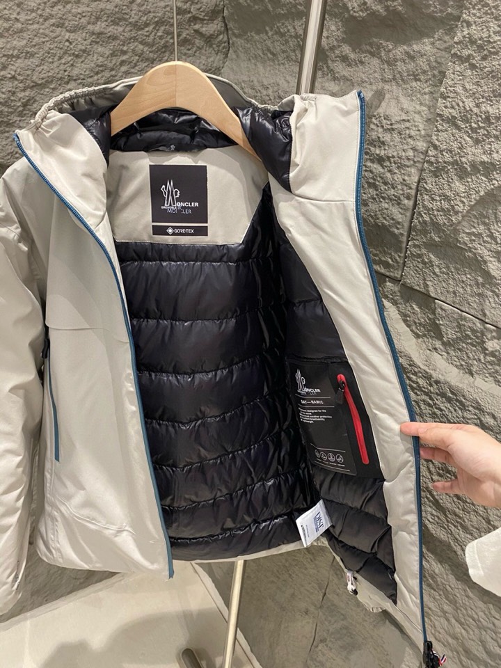 Moncler 蒙口男士连帽滑雪夹克 羽绒服。作为 Moncler Grenoble 男士系列的一部分，