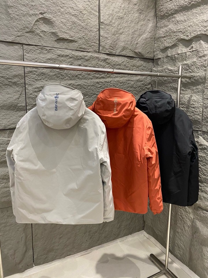 Moncler 蒙口男士连帽滑雪夹克 羽绒服。作为 Moncler Grenoble 男士系列的一部分，