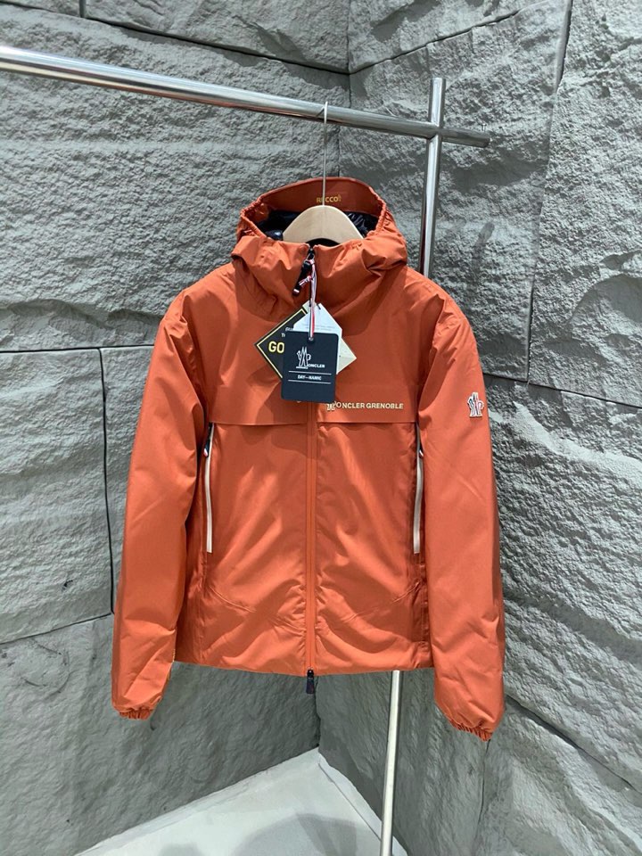 Moncler 蒙口男士连帽滑雪夹克 羽绒服。作为 Moncler Grenoble 男士系列的一部分，