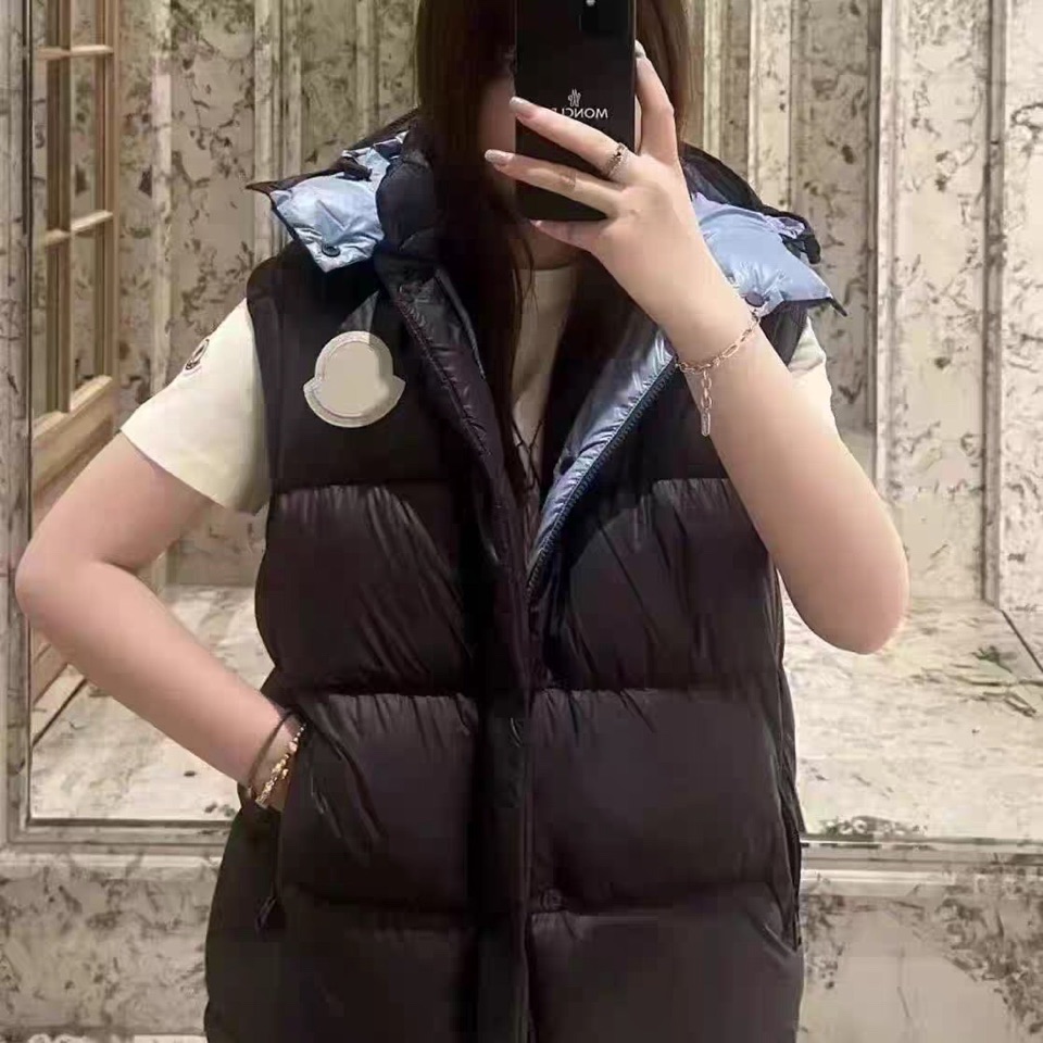 MORECLEAR 蒙口标识二合一可拆卸拼接连帽羽绒服\n面料采用聚酯面料拼接而成 内里羽绒采用90鸭绒