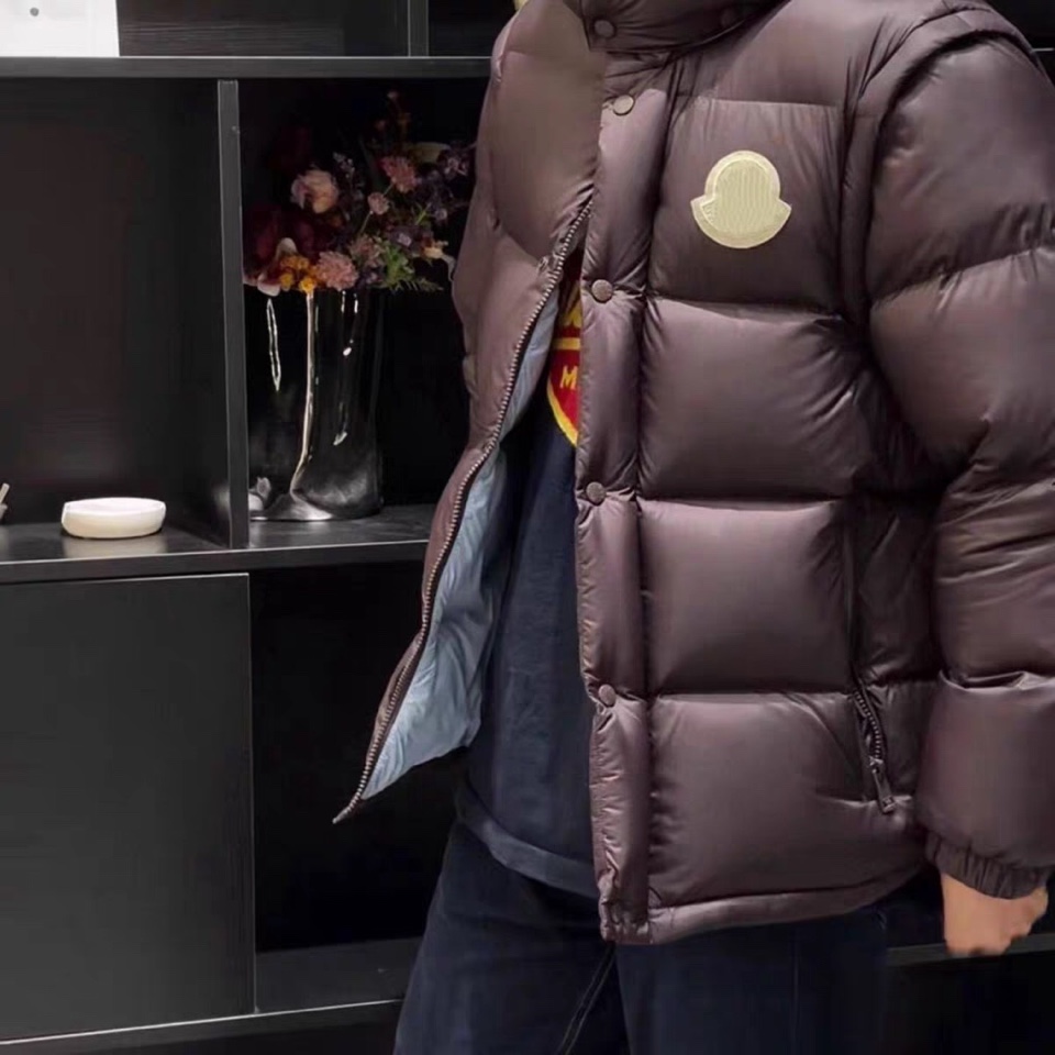 MORECLEAR 蒙口标识二合一可拆卸拼接连帽羽绒服\n面料采用聚酯面料拼接而成 内里羽绒采用90鸭绒