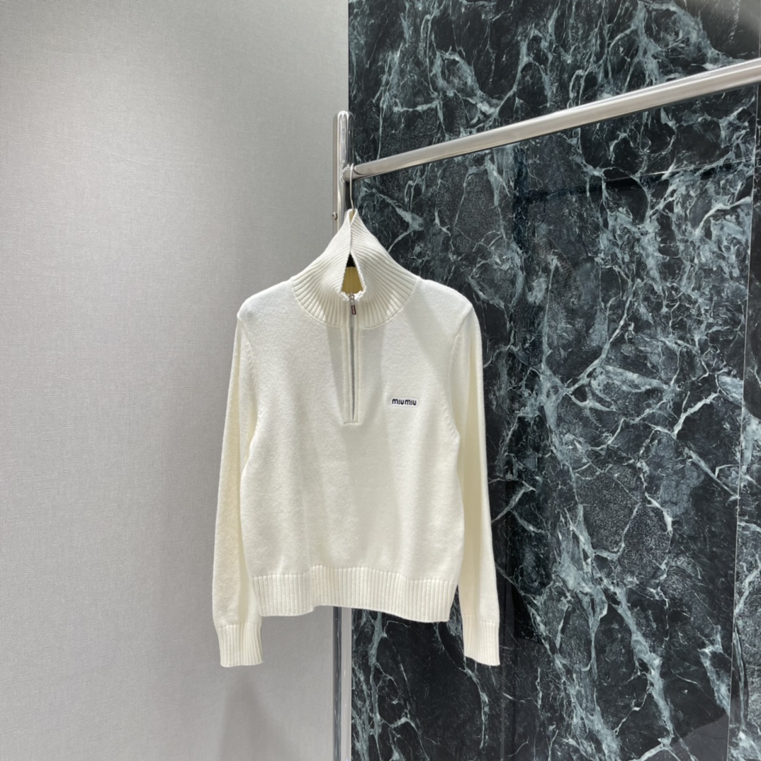 Miu 25秋冬新款 半拉链高领毛衣 柔软针织面料 秋冬穿超舒服!半拉链设计实用又时髦 高领保暖还能随心