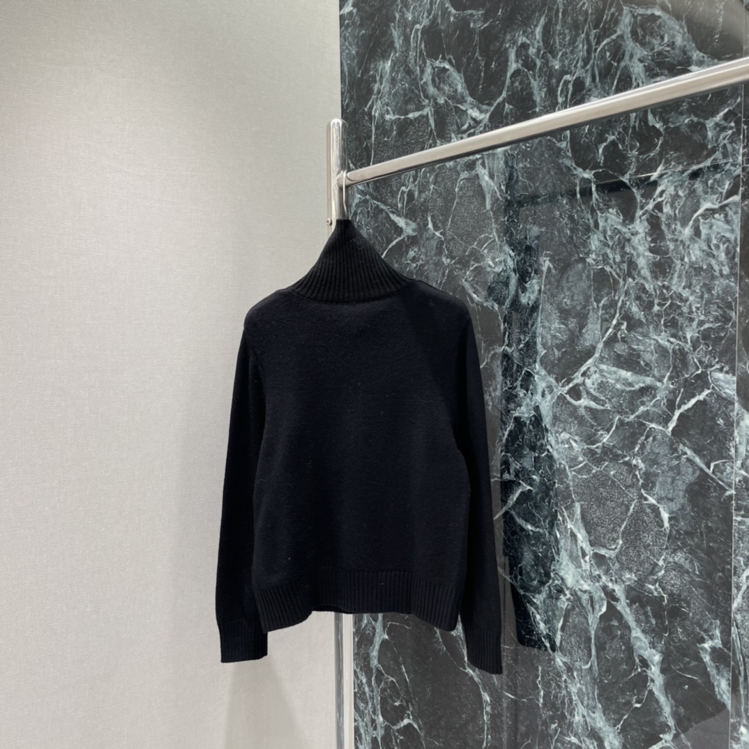 Miu 25秋冬新款 半拉链高领毛衣 柔软针织面料 秋冬穿超舒服!半拉链设计实用又时髦 高领保暖还能随心