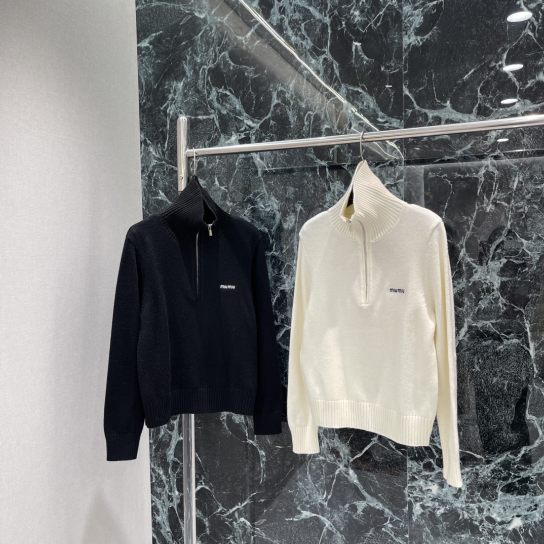 Miu 25秋冬新款 半拉链高领毛衣 柔软针织面料 秋冬穿超舒服!半拉链设计实用又时髦 高领保暖还能随心